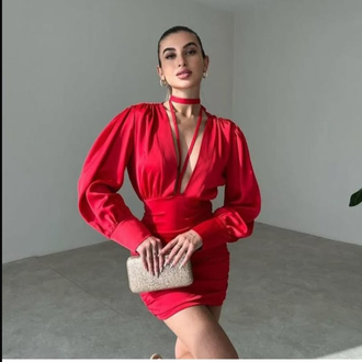 Kırmızı elbise 