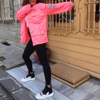 Pembe neon yağmurluk