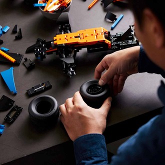 LEGO Technic McLaren Formula 1 Yarış Arabası 42141 - Yetişkinler için 2022 Araba Modeli