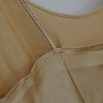 Ayla Dümer Özel Dikim Altın Saten Slip Elbise – Minimalist & Şık Tasarım – Tek Parça