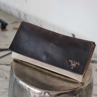 Prada Made in Italy İki Renkli Deri Clutch Çanta – Siyah & Bej, Minimalist Lüks Tasarım