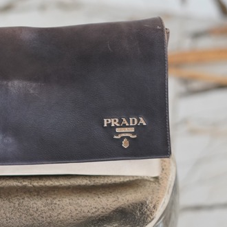Prada Made in Italy İki Renkli Deri Clutch Çanta – Siyah & Bej, Minimalist Lüks Tasarım
