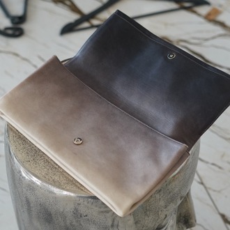 Prada Made in Italy İki Renkli Deri Clutch Çanta – Siyah & Bej, Minimalist Lüks Tasarım