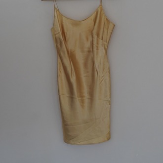 Ayla Dümer Özel Dikim Altın Saten Slip Elbise – Minimalist & Şık Tasarım – Tek Parça