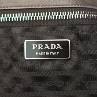 Prada Made in Italy İki Renkli Deri Clutch Çanta – Siyah & Bej, Minimalist Lüks Tasarım
