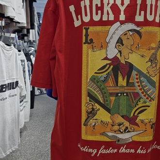 Lucky Luke Kırmızı Oversize Tişört – Büyük Sırt Baskılı Western Cowboy Tasarım