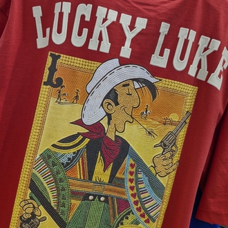 Lucky Luke Kırmızı Oversize Tişört – Büyük Sırt Baskılı Western Cowboy Tasarım