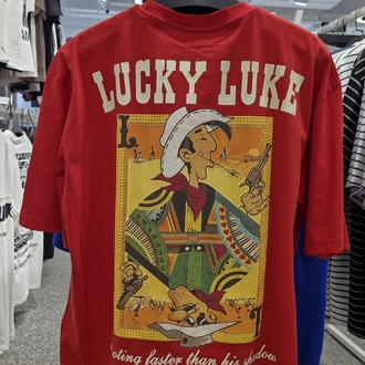 Lucky Luke Kırmızı Oversize Tişört – Büyük Sırt Baskılı Western Cowboy Tasarım