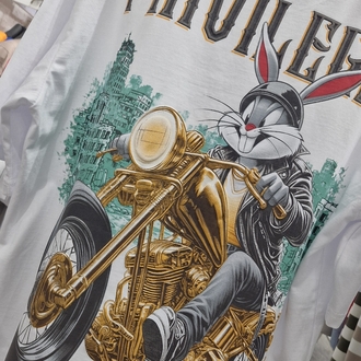 Biker Rabbit Grafik Baskılı Oversize Beyaz Tişört – Gold Motor Detaylı Streetwear