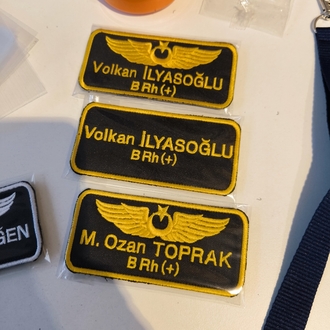 PİLOT İSİMLİK / Siyah Zemin Sarı Çerçeve 