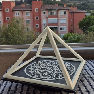 Piramit ve Yaşam Çiçekli Altlığı