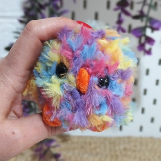 renkli peluş kuş