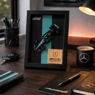 Mercedes F1 2025 George Russell Temalı Ahşap Çerçeve Dekor – Masa & Ofis Aksesuarı