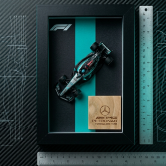 Mercedes F1 2025 George Russell Temalı Ahşap Çerçeve Dekor – Masa & Ofis Aksesuarı
