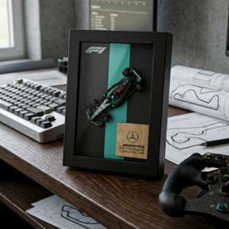 Mercedes F1 2025 George Russell Temalı Ahşap Çerçeve Dekor – Masa & Ofis Aksesuarı