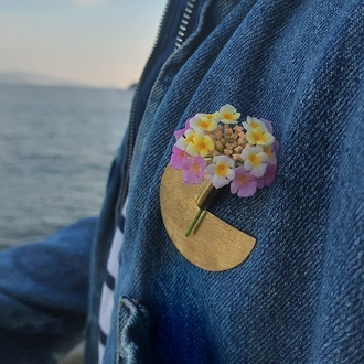 Still living broş