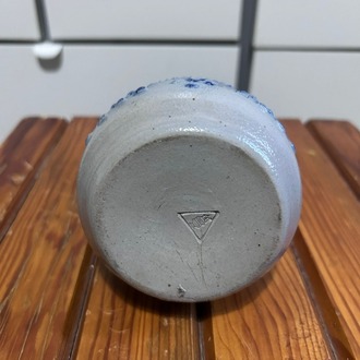 Antika Alman Stoneware Tuz Sırlı Şişe 1910–1935 Kabartmalı Kobalt Motifli