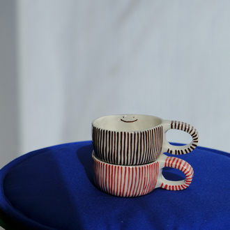 Kahverengi çizgili stoneware smile mug
