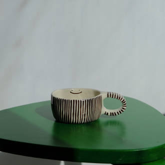 Kahverengi çizgili stoneware smile mug