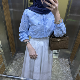 2 BOYUTLU ÇİÇEK DETAYLI GÖMLEK 