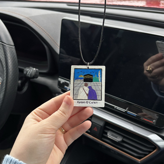 3 Mescitli Kabe’ye Bakan Çiftler Araba Süsü