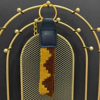 Dağ Bordür Motifli El Dokuması Kilim Anahtarlık – Kahverengi