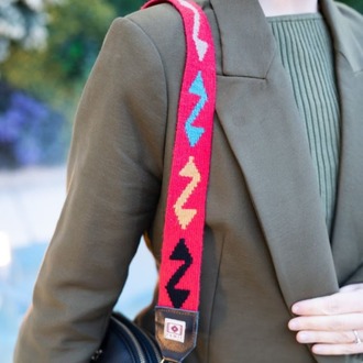 Çengel Motifli El Dokuması Kilim Askı – Nar Çiçeği Zemin