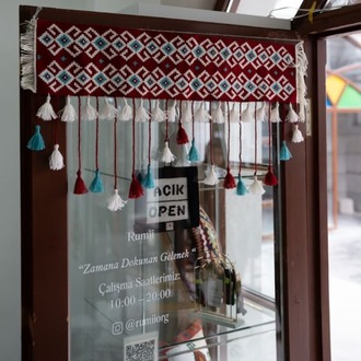 Akrep Motifli El Dokuması Kilim Kapı Süsü