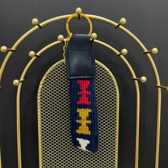Kelebek Motifli El Dokuması Kilim Anahtarlık – Gece Mavisi Zemin