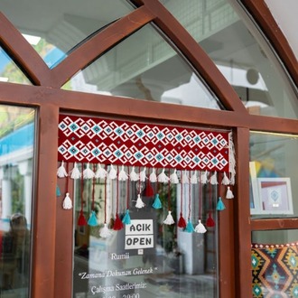 Akrep Motifli El Dokuması Kilim Kapı Süsü