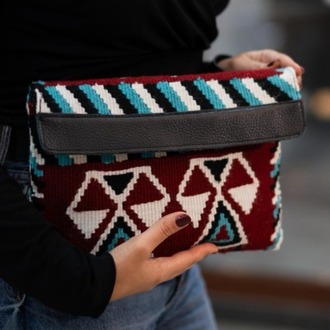 Hanımeli Koleksiyonu – Eli Belinde Motifli Clutch Çanta