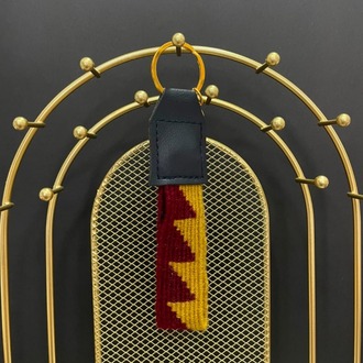 Hayat Ağacı Motifli El Dokuması Kilim Anahtarlık – Bordo