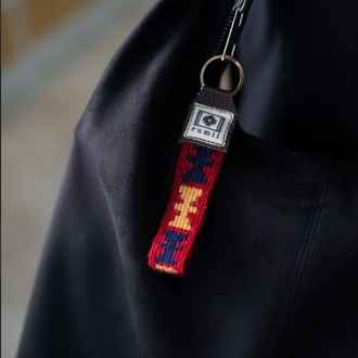 Kelebek Motifli El Dokuması Kilim Anahtarlık – Bordo