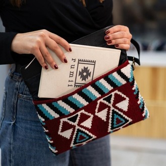 Hanımeli Koleksiyonu – Eli Belinde Motifli Clutch Çanta