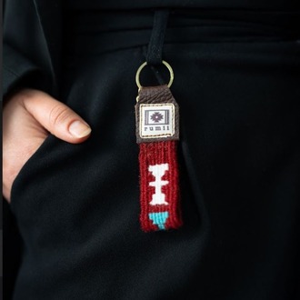 Kelebek Motifli El Dokuması Kilim Anahtarlık -Bordo Zemin Renkli Motif