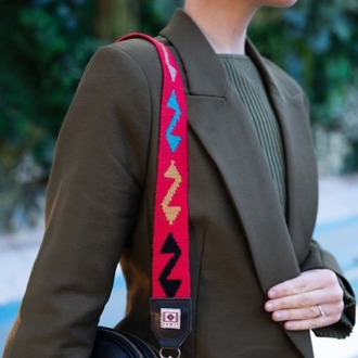 Çengel Motifli El Dokuması Kilim Askı – Nar Çiçeği Zemin