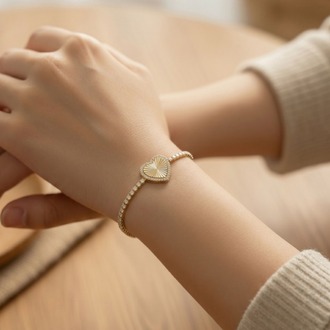 Kalp Detaylı Zirkon Taşlı Çelik Bileklik – Minimal Şık Tasarım