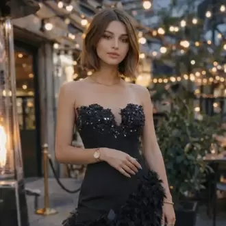 Midnight Blossom – Siyah İşlemeli Tüylü Mini Elbise