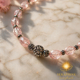 Pembe Parıltı: Siyah Zirkon Detaylı Kristal Kolye