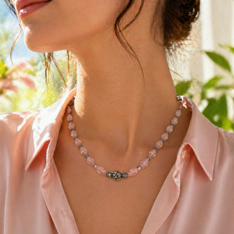 Pembe Parıltı: Siyah Zirkon Detaylı Kristal Kolye
