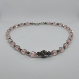 Pembe Parıltı: Siyah Zirkon Detaylı Kristal Kolye