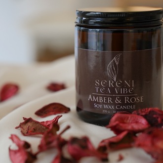 Sereni Tea Vibe Amber & Gül Kokulu Mum - %100 Doğal Soya Mumu Amber Kavanoz