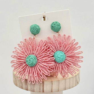Hasır sallantılı pastel ton çiçek küpe 
