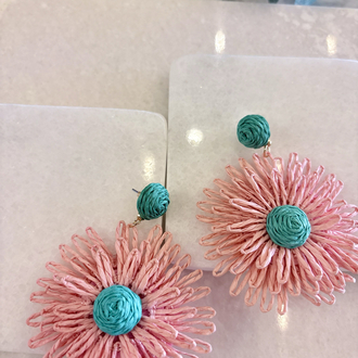 Hasır sallantılı pastel ton çiçek küpe 