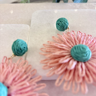 Hasır sallantılı pastel ton çiçek küpe 