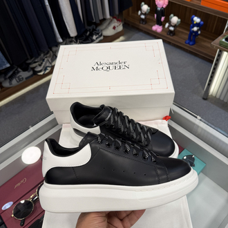 Alexander McQueen Sneaker İn Black Leather With Silver Heel Tab