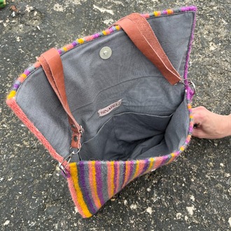 Diğer renkleri görmek için tıklayın. Ezra elde Yün Dokuma Çanta (Hand-woven Wool Handbag)