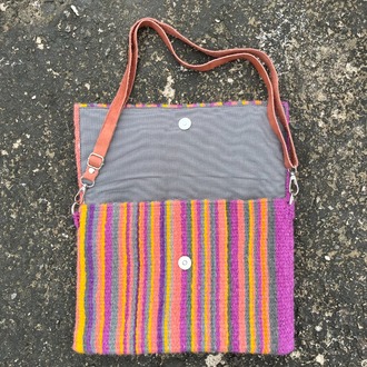 Diğer renkleri görmek için tıklayın. Ezra elde Yün Dokuma Çanta (Hand-woven Wool Handbag)