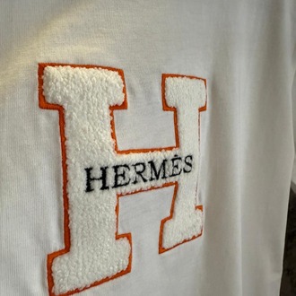 HERMES punch işlemeli beyaz kavuniçi detaylı tshirt