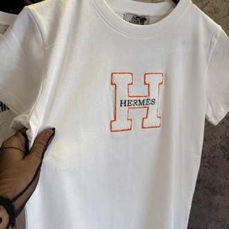 HERMES punch işlemeli beyaz kavuniçi detaylı tshirt